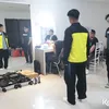 Yusuf DA7 Berpose di Depan Kaca