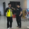 Yusuf DA7 Merapikan Jaket