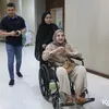 Zaskia Sungkar Duduk di Kursi Roda