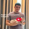 Shireen memfoto Irwansyah gendong Baby Urwah