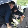 Ayu Ting Ting Nyekar ke Makan Keponakan