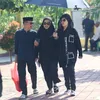 Ayu Ting Ting Nyekar ke Makan Keponakan