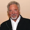 Tom Jones Kecam Kemampuan Simon Cowell