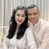 Bahagia Balik ke Makassar - Disambut Suara Merdu Suami, 7 Potret Keharmonisan Rumah Tangga Uut Permatasari dengan Seorang Perwira Polisi