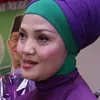 Ratih Sang Dihadiahi Bunga di Hari Ibu