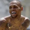 Batal Tampil Bareng Pitbull dan JLo, Chris Brown Minta Maaf