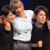 [Video] Taylor Swift Kegirangan Nyanyi 'Closer' Bareng Tegan and Sara