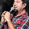 [Foto] Vokalis Deftones Apes Saat Ber-Stage Dive