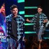 Zac Efron Tampil Kece Tanpa Rambut Gimbal di Teen Choice Awards 2018