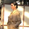 'Selektif' Urusan Job, Kendall Jenner Baru Muncul di Fashion Show Burberry di London