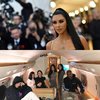 Kim Kardashian Mendapat Penghargaan Sebagai Influencer Fashion Dari CFDA!