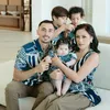 6 Potret Foto Keluarga Jessica Iskandar dan Vincent Verhaag, Kompak Pakai Outfit Batik Senada
