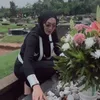 7 Potret Angelina Sondakh Ziarah ke Makam Adjie Massaid: Ke-14 Puasa Tanpamu