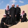 7 Potret Teuku Wisnu, Rizal Armada Hingga Arie Untung Foto Bareng di Gurun - Pakai Sorban, Bak Boyband Bikin Cover Album