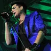 Break Nyanyi, Adam Lambert Cari Pacar di Tinder?