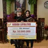 Chintami Atmanegara Berikan Hadiah Simbolis Rp 50 Juta Untuk Seorang Pelanggan Loyal Easy Shopping