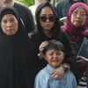 FOTO: Tangis Cucu Iringi Pemakaman Mertua Chua Kotak dan Dewi Sandra