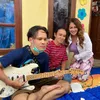 Curhat Pilu Calvin Anak Mendiang Deddy Dores, Terpaksa Relakan Gitar Milik Ayah Demi Pengobatan Sang Ibu