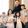 7 Potret Ketiga Anak Aliya Rajasa dan Ibas Yudhoyono Momong si Bungsu, Gendong dengan Lembut - Penuh Kasih