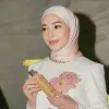 Anggun Dengan Balutan Busana Putih dan Riasan Natural, Nikita Willy Tampil Mempesona