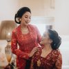 7 Potret Penampilan Anita Ratnasari, Ibunda Putri Tanjung yang Nggak Kalah Menyita Perhatian di Hari Pernikahan Sang Anak - Cantik Awet Muda