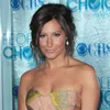 Gaun Ini Bikin Ashley Tisdale Tampak Sempurna di Hari Pernikahan