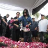 Atiek CB Hadiri Pemakaman Doddy Katamsi, Sebut Almarhum 'The Best Vocal Coach'