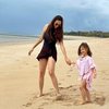 Jadi Single Parent, Ini 7 Potret Aura Kasih Ajak Arabella ke Pantai - Salfok sang Anak Makin Cantik