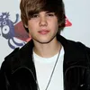 Bieber: Gandeng Selena Gomez Atau Cium Jasmine Villegas?