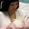 Cardi B Bagikan Momen Manis Kelahiran Anak Ke-3, Setia Ditemani Sang Suami Meski di Ambang Perceraian
