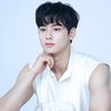Cha Eun Woo Main Piano di Tempat Terbuka, Gantengnya Bikin Deg-Degan!