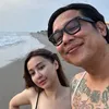 Sederhana dan Manis, 8 Potret Kebersamaan Gofar Hilman dan Cupita Gobas, Makan Di Warung - Boncengan Motor