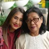 Tutup Usia, Cut Memey Tak Kuasa Menahan Tangis Melihat Ibunda Diturunkan Ke Liang Lahat