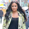 Cegah Penyebaran Virus Corona, Demi Lovato Keluar Rumah Pakai Masker & Sarung Tangan