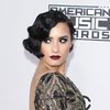 Renang Mesra Pakai Swimsuit Dengan Pacar, Demi Lovato Super Hot