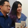 Nara 'Dewi Dewi' Rilis Buku Kumpulan Puisi.