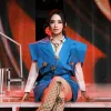 Dewi Perssik Tampil Stylish saat Jadi Juri Dangdut Academy 8