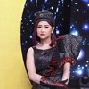 Dewi Perssik Rilis Lagu Terbarunya Berjudul 'Ngomong Dong' di Panggung LIDA, Tampil Glamor Dengan Busana Merah