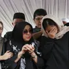 Tangis Rekan Selebriti Iringi Kepergian Dina Mariana di TPU Tanah Kusir