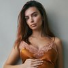 Umumkan Kehamilan Anak Pertama, Emily Ratajkowski Pamer Baby Bump yang Sudah Besar