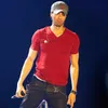 Jari Teriris Drone, Enrique Iglesias Tetap Lanjutkan Konser