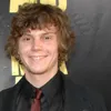 'Manis', Evan Peters Posting Foto Natal Emma Roberts
