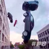 Gila, Video 'FAST 8' Ini Lempar Mobil Keluar Dari Gedung Tinggi!