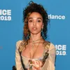 FKA Twigs Tertangkap Gandeng & Bersandar Manja di Bahu Shia LaBeouf