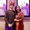 Gaya Lennon Tramp Pakai Kopiah Depati Amir Saat Dampingi Ayu Azhari, Ternyata Ada Makna Perjuangan!