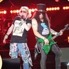 Guncang Jakarta, Konser Guns N Roses Beri 'Hadiah' Microfon
