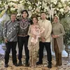 7 Potret Betharia Sonata dan Willy Dozan Tampil Akur - Kompak di Pertunangan Anak