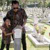 Kunjungi Makam Ani Yudhoyono, Wajah Sembab Cucu SBY Jadi Sorotan