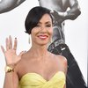 Jada Pinkett Smith Tampil 'Bersinar' Dalam Gaun Black and Gold