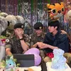Jin BTS Beri Kejutan saat RM dan V Lakukan Weverse Live, Bawa Dirinya Sendiri Sebagai Hadiah